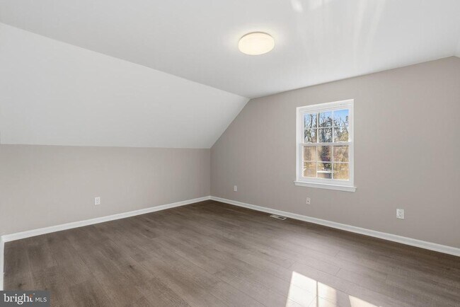Building Photo - 221 Oak Ln