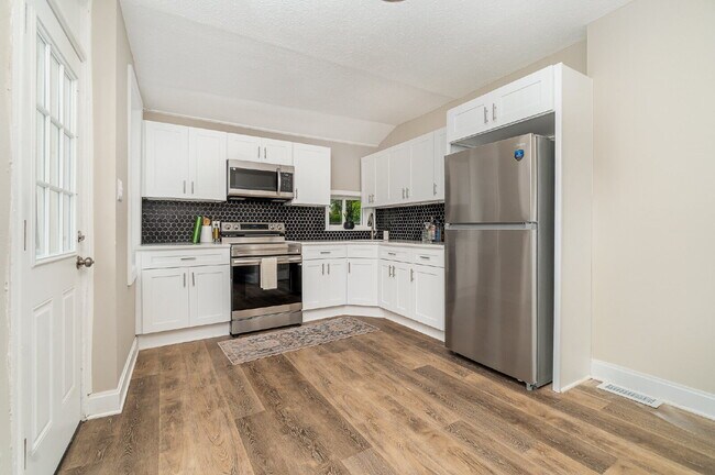 Building Photo - "Charming 3-Bed Townhouse Retreat in the H...