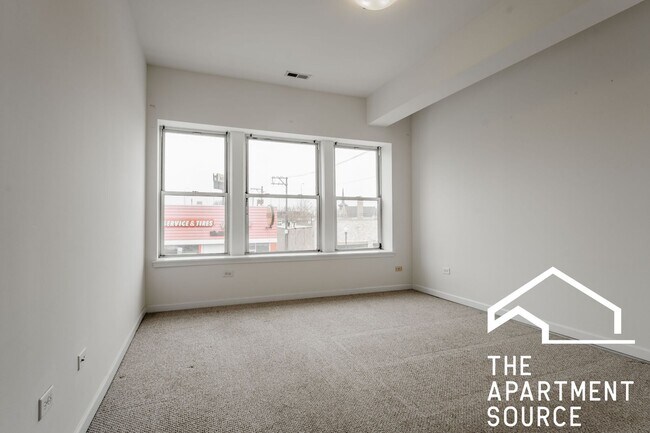 Building Photo - Stunning 2BR/2BA Rehab - Close to Blue Line 90/94!