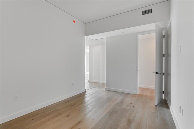Building Photo - 610 Davis St