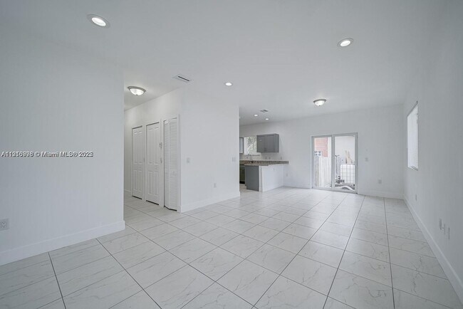 Building Photo - 14708 NE 7th Ave