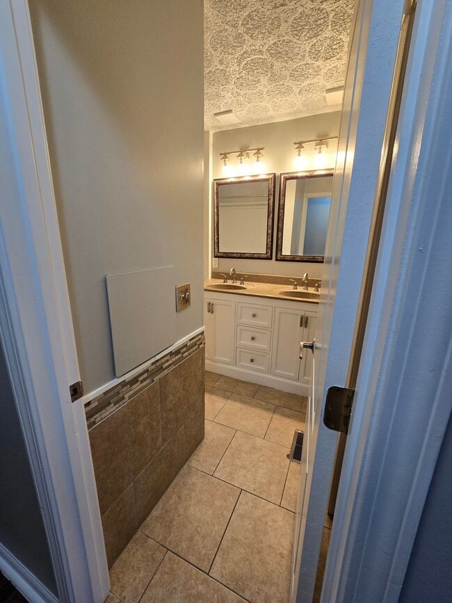 Building Photo - Three Bedroom Home located near South Arlington Ave and Stop 11 Rd