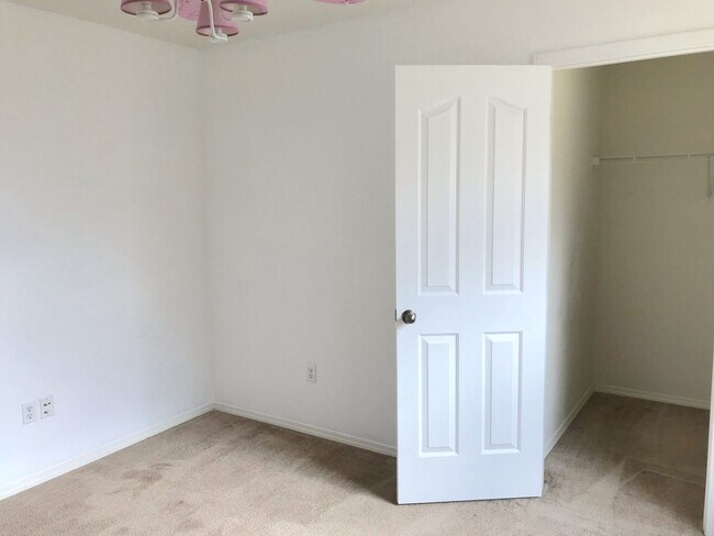 Building Photo - Spacious 4 bedroom Northern Meadows Home with Refriderated Air!
