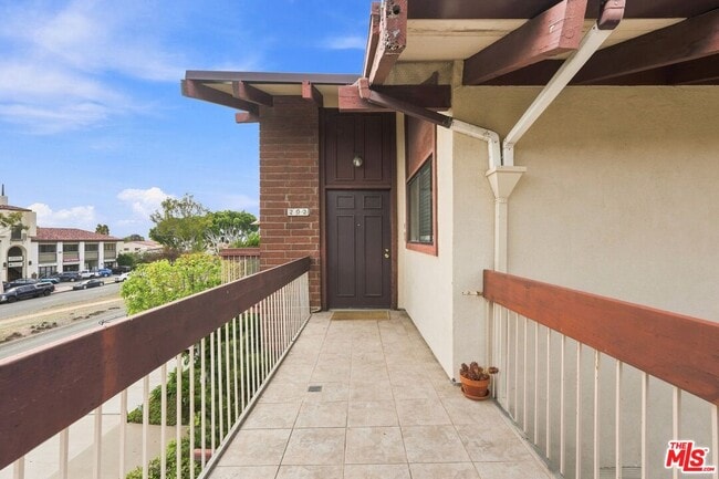 Building Photo - 2322 Palos Verdes Dr W