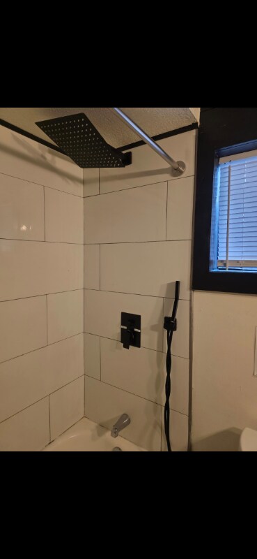 Building Photo - 613 W Sequoyah Ave