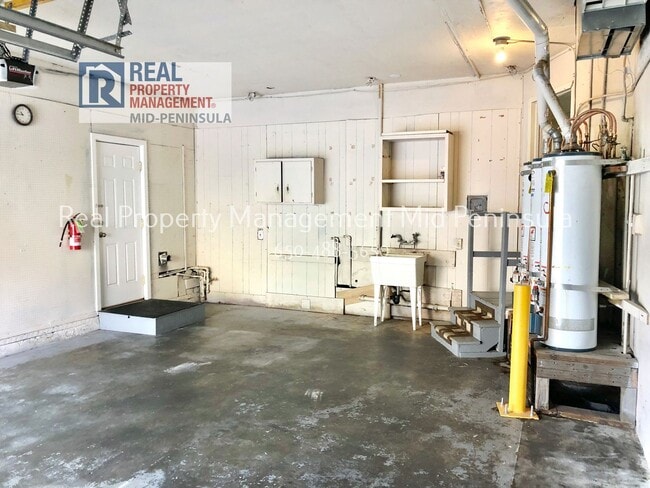Building Photo - 2 Bedroom Apartment with covered car garage