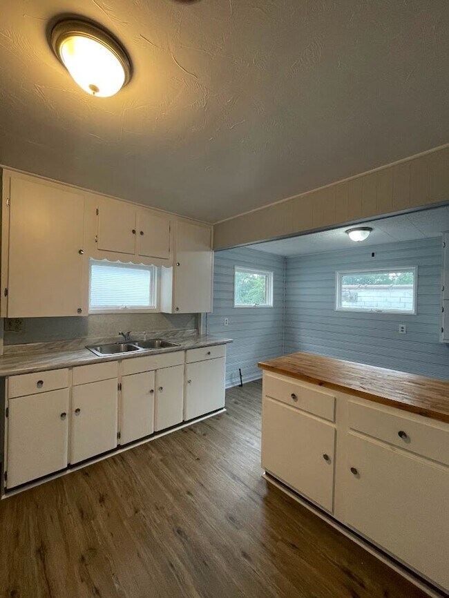 Building Photo - Three bedroom one bathroom home for rent
