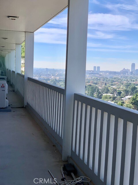 Building Photo - 999 N Doheny Dr