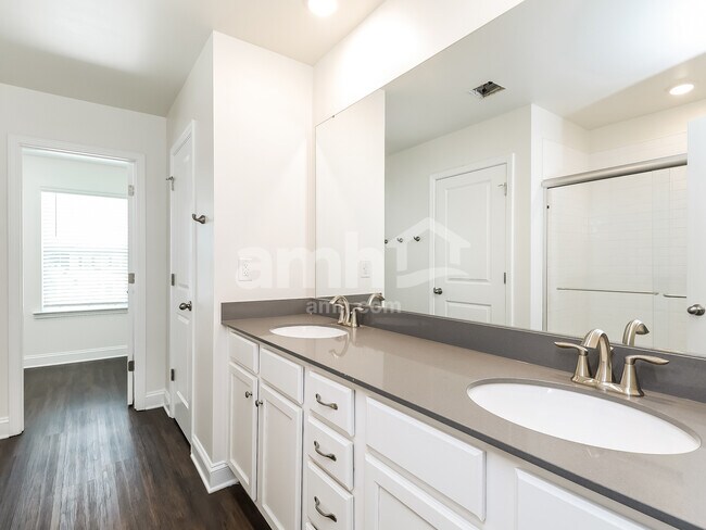 Building Photo - 559 Rivermist Dr