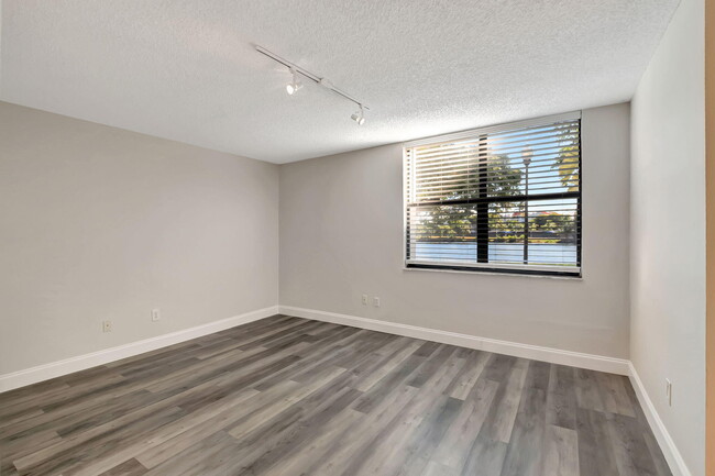 Building Photo - 950 Lavers Cir