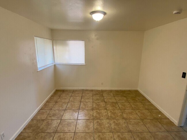 Building Photo - 4348 E Fairfax Ave