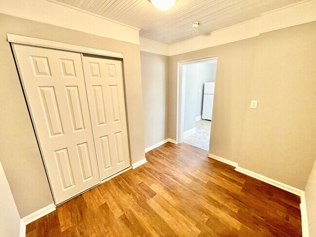 Building Photo - 811 Dana Pl