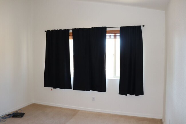 Building Photo - East Side 3 Bed 2 Bath Energy Efficient Pulte Home