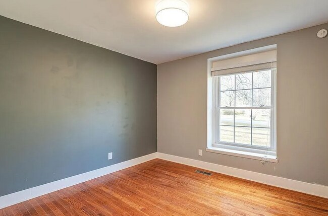 Building Photo - Mills River Rental!