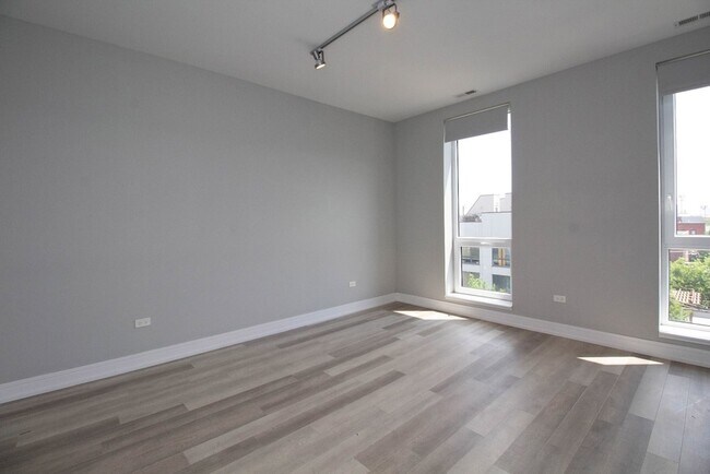 Building Photo - 1554 N Talman Ave