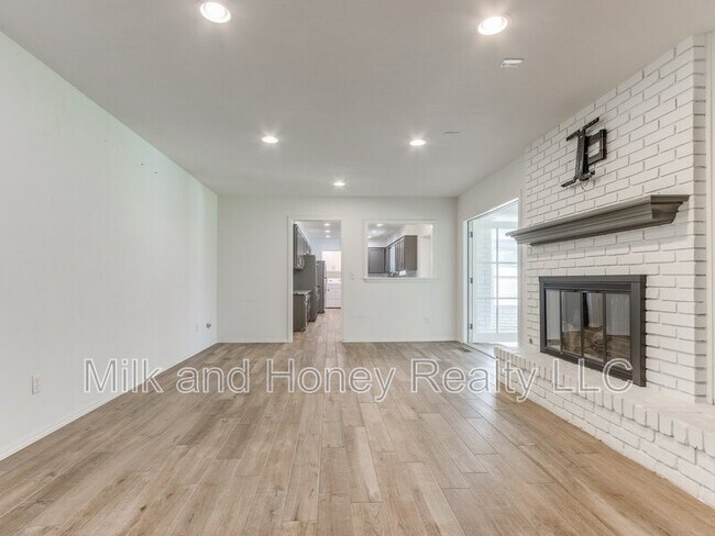 Building Photo - 3004 Kent Dr