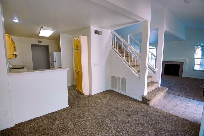 Building Photo - SOUTHWEST - STONE CANYON WEST TOWNHOMES