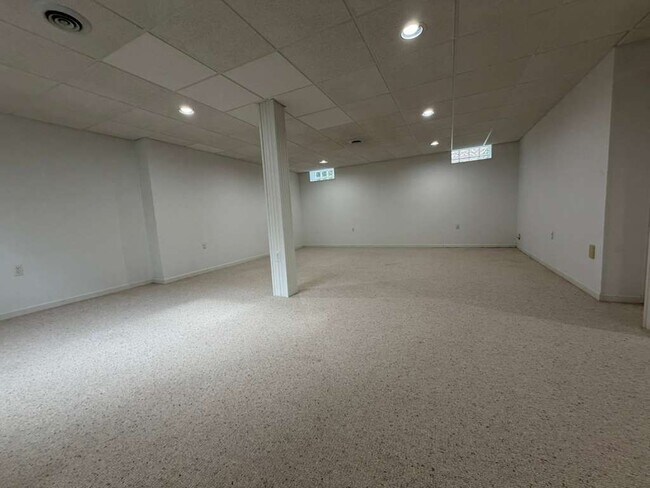 Building Photo - 1154 Bluebird Dr