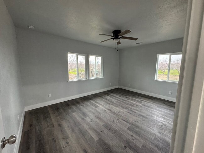 Building Photo - Country Living