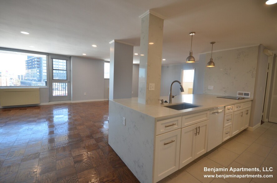 Building Photo - 77 Monmouth St