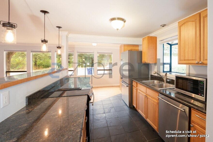 Building Photo - 122 NE 130th St