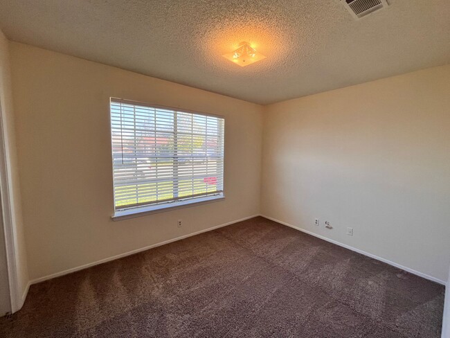 Building Photo - Nice 3/2 duplex in Round Rock.