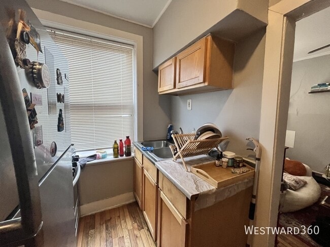 Building Photo - 1626 W Sherwin Ave