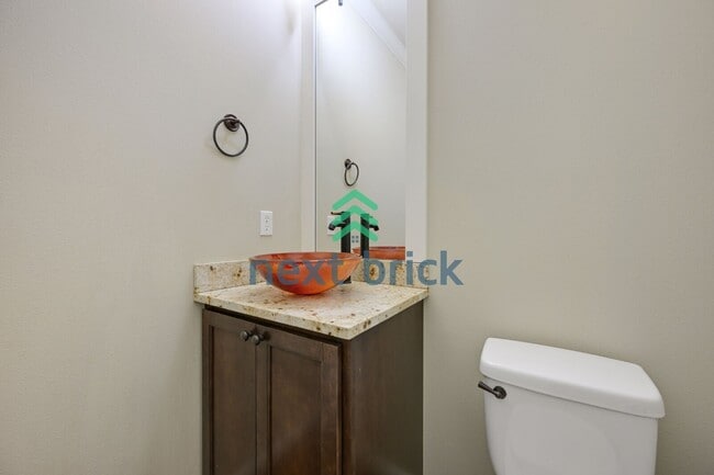 Building Photo - "Charming 4-Bedroom Retreat in Redmond: Spacious 2,540 Sq Ft Home with 2.5 Baths!"