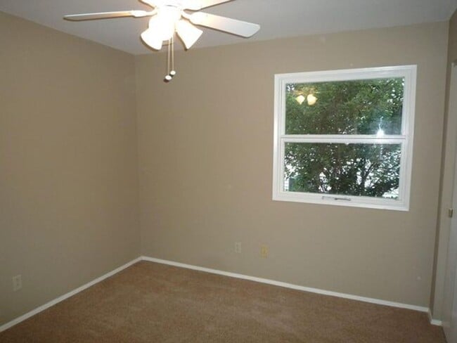 Building Photo - Spacious 3BR/2BA Ranch Home with 1,734 Sq.Ft. and a 2-Car Garage in a Great Neighborhood Close to...