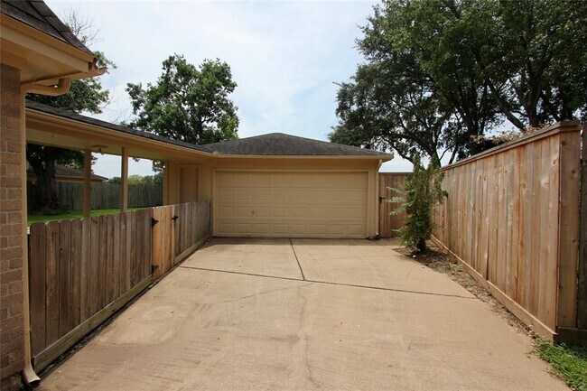 Building Photo - 2422 Stephens Grant Dr