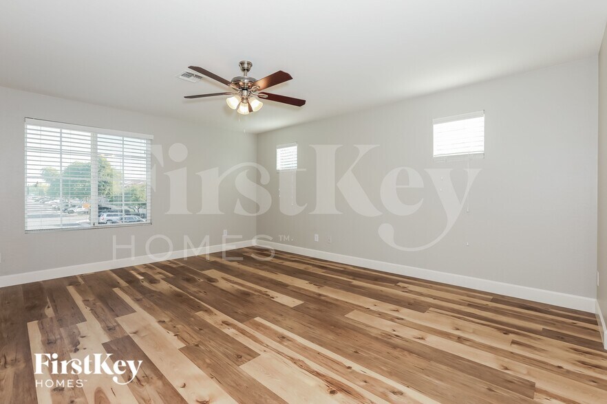 Building Photo - 940 S Henry Ln