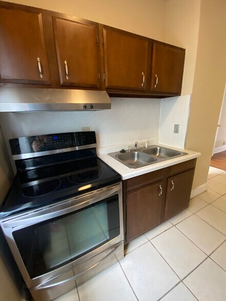 Building Photo - 616 SE 3rd St