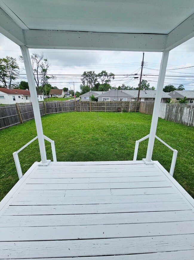 Building Photo - Available Now! 3 Bedroom Home with Central Air