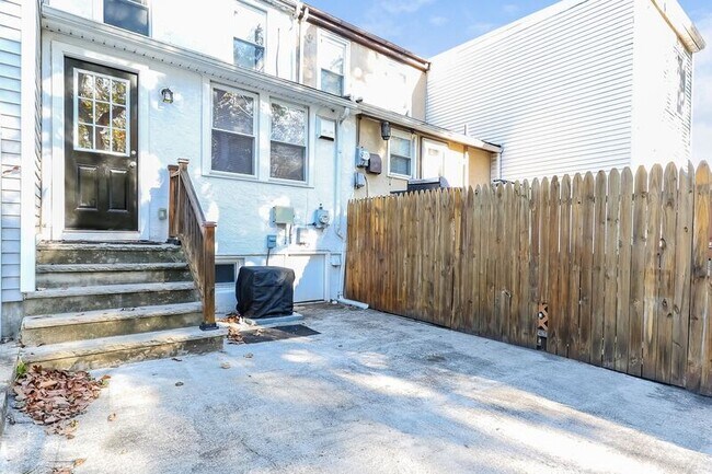 Building Photo - 551 Summit St