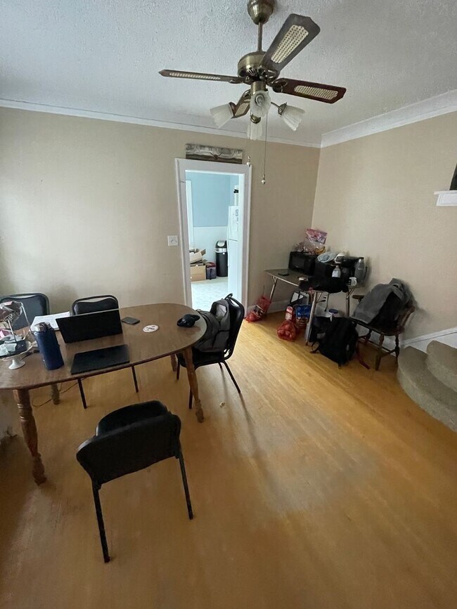 Building Photo - 2021-2023 E 6th St