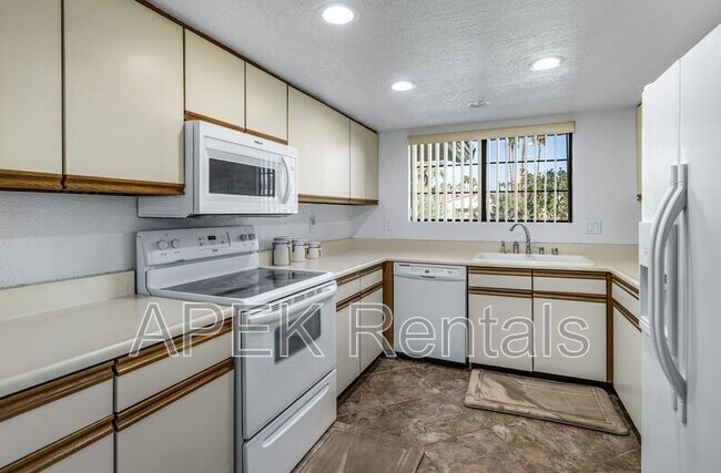 Building Photo - 2701 E Mesquite Ave