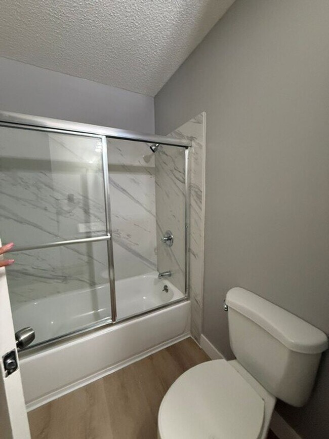 Building Photo - Spacious 3 Bedroom, 2 bath Single Family Home