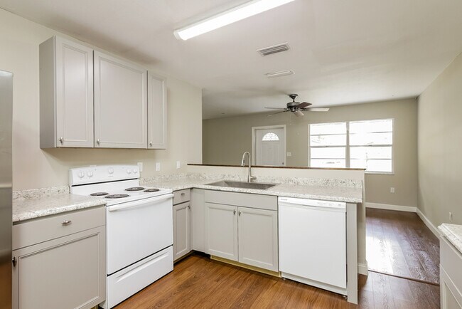 Building Photo - Bright 2-Bedroom Home with Spacious Screened Porch
