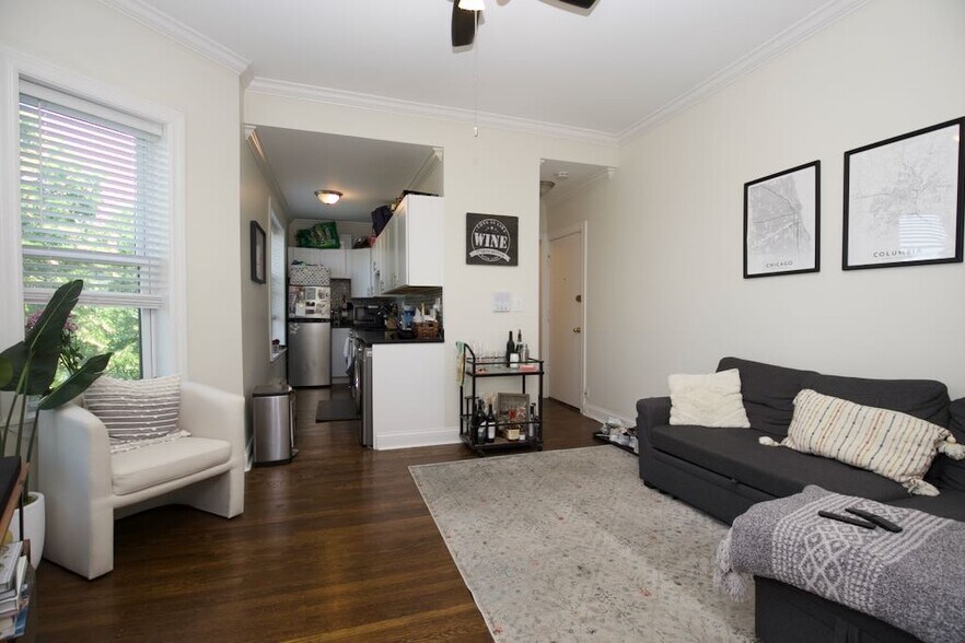 Building Photo - 923 W Waveland Ave