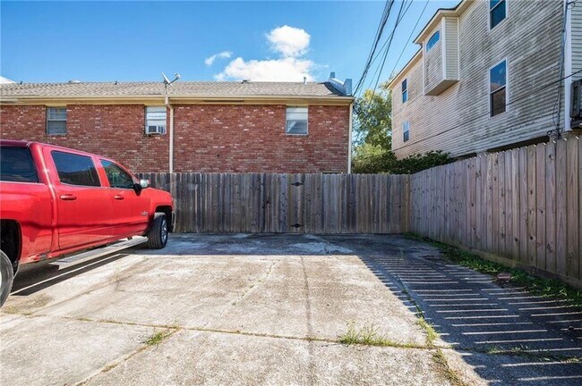 Building Photo - 2 Brandon Hall Dr