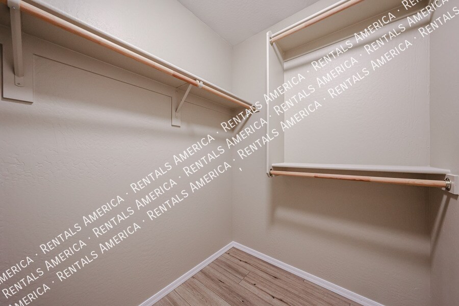 Building Photo - 2472 E Boston St