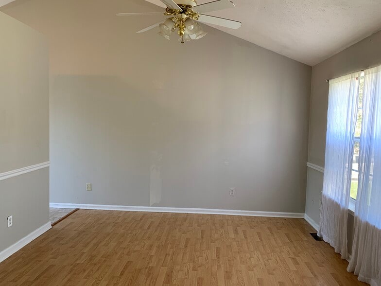 Building Photo - 115 Rough River Run