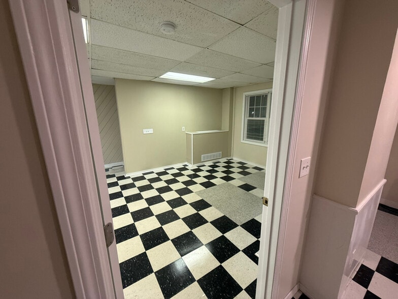 Building Photo - 762 Main St