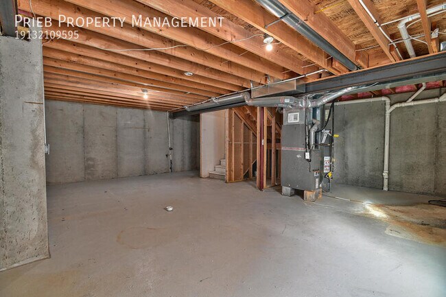 Building Photo - 2132 W Forest Dr