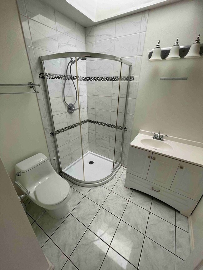 Building Photo - CENTRALLY LOCATED HOME IN BEVERLYWOOD!