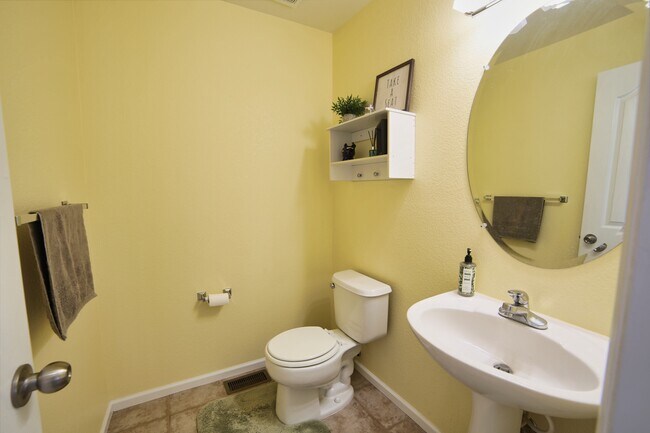 Powder room - 10926 Brooklawn Rd