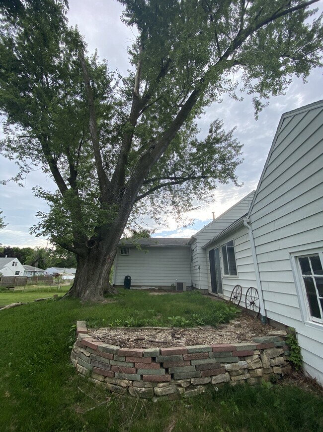 Building Photo - 1215 34th St NE