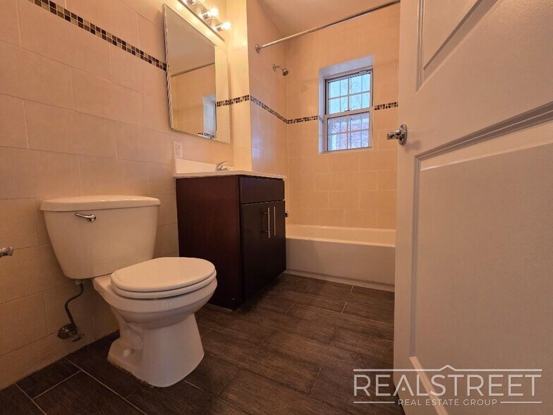Building Photo - Beautiful renovated 1br Apartment