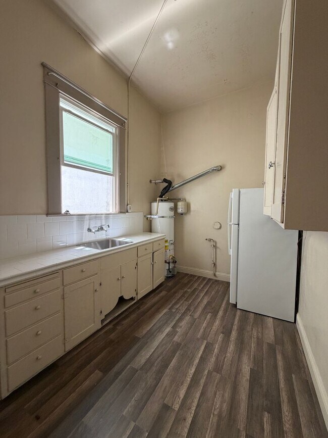 Building Photo - 41 S San Joaquin St