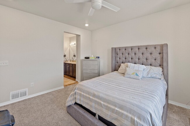 Building Photo - Bright and Beautiful Home with Gourmet Kitchen & Hardwood Floors